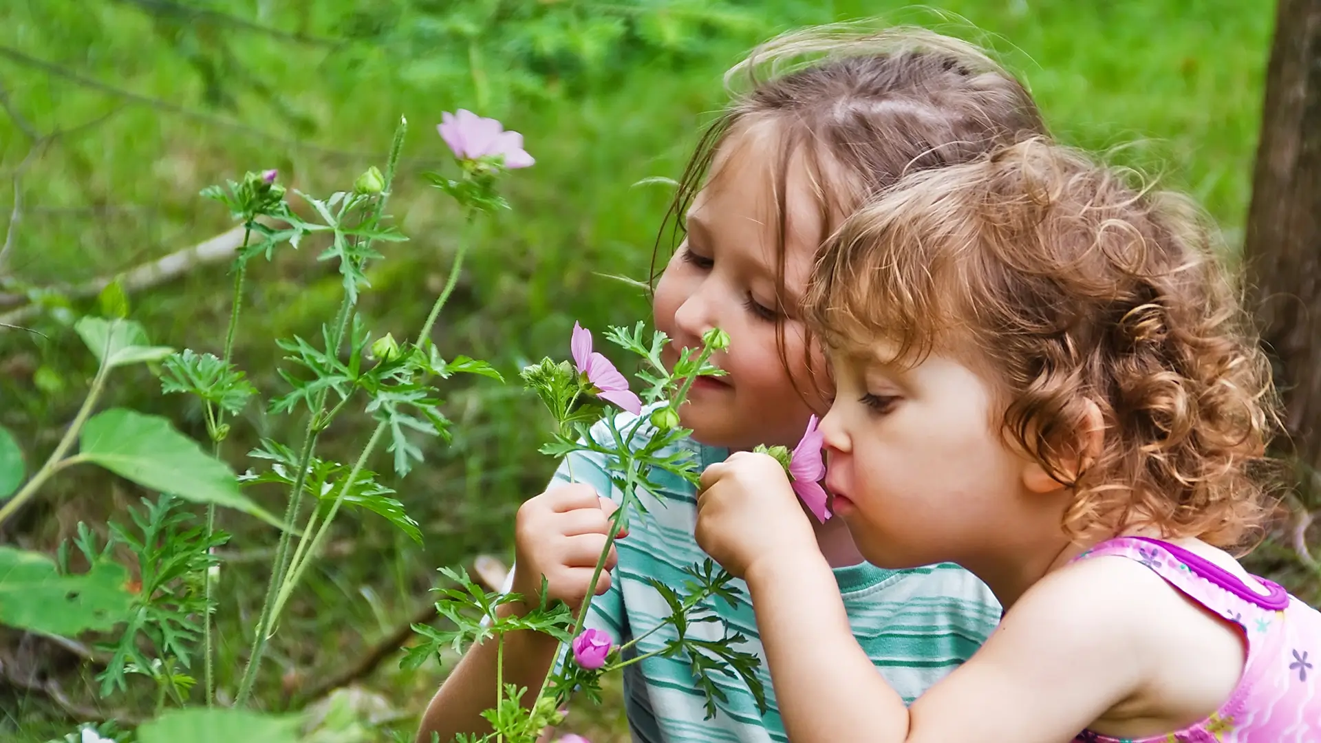 Kinder mit Blumen